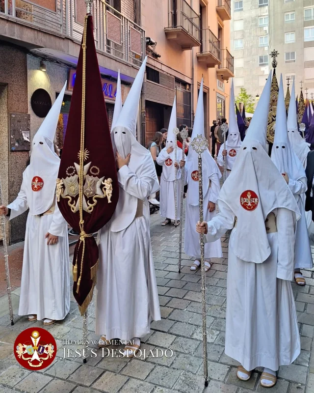 ACTUALIDAD

En el día de ayer, una representación de la hermandad ha acompañado a la hermandad oficial del @santosepulcrogr en su estación de penitencia.

#SacramentalDespojado #DespojadoGranada #Despojado #DulceNombre #SanJuanEvangelista #Figares #SantoSepulcro #Soledad #Hermandad #Oficial #ViernesSanto #Domingo #DomingodeRamos  #SemanaSanta #SemanaSantaGranada #Granada #Spain #España #Andalucia