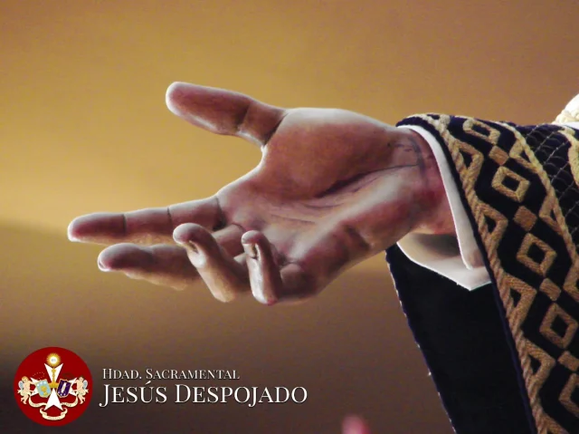DOMINGO DE RESURRECCIÓN

Hoy la luz rompe el silencio del sepulcro. 
La piedra está removida. La muerte, vencida. 

El que fue despojado, ahora resplandece en gloria. 
El que fue humillado, ahora reina. 
La cruz no fue el final, sino el camino a la victoria.

Cristo ha resucitado. 
Y con Él, todo ha comenzado de nuevo.

Recordamos que el próximo Lunes de Pascua a las 20.30 horas tendrá lugar el traslado de nuestros titulares a San Emilio

Foto: @aranchamr_gr 

#SacramentalDespojado #DespojadoGranada #Despojado #DulceNombre #SanJuanEvangelista #Figares #DomingodeResureccion #Traslado #Pascua #Domingo #DomingodeRamos  #SemanaSanta #SemanaSantaGranada #Granada #Spain #España #Andalucia