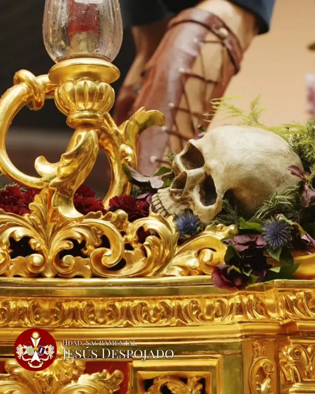 VIERNES SANTO

Hoy el Calvario se alza sobre el silencio del mundo. 
El cráneo de Adán reposa bajo la cruz del nuevo Adán. 
El oro no brilla, sino que acompaña al dolor. 
Las flores no adornan, sino que anuncian la muerte que da vida.

En este Viernes Santo, todo se detiene ante el misterio de la redención. 
Cristo, despojado de todo, entrega su vida para vencer a la muerte. 
Y bajo sus pies, la calavera nos recuerda que el último enemigo será derrotado.

Foto: @c.luna.rguez

#SacramentalDespojado #DespojadoGranada #Despojado #DulceNombre #SanJuanEvagelista #ViernesSanto  #MementoMori #Calvario #Calavera #Golgota #PasiónYMuerte #SoyParaGranada #SagradasVestiduras #Figares #Domingo #DomingodeRamos #SemanaSanta #SemanaSantaGranada #Granada #Spain #España #Andalucia