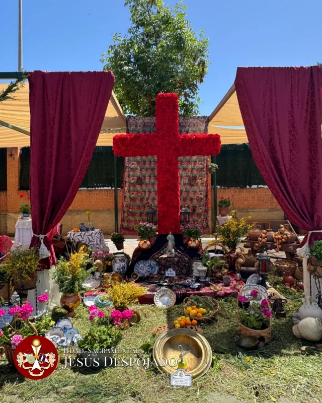 CRUZ DE MAYO

Ya está montada la Cruz de Mayo, de la Hermandad.

Cargada de elementos tradicionales granadinos, cerámica de fajalauza, elementos de cobre que nos recuerdan el Sacromonte, aperos de labranza y el suelo con el verde de nuestra Vega o las típicas naranjas del Valle de Lecrin.
 
En el Colegio Público Genil (C/San Antón) podremos disfrutar de unos días cargados de ambiente popular granadino.

La jornada será amenizada por 
@mu_de_aki y @grupoelrealgr 
¡Os esperamos!

#SacramentalDespojado #DespojadoGranada #Despojado #DulceNombre #SanJuanEvagelista #Díadelacruz #CruzdeMayo #crucesgranada ada #Cruces25 #Figares #Domingo #DomingodeRamos #SemanaSanta #SemanaSantaGranada #Granada #Spain #España #Andalucia