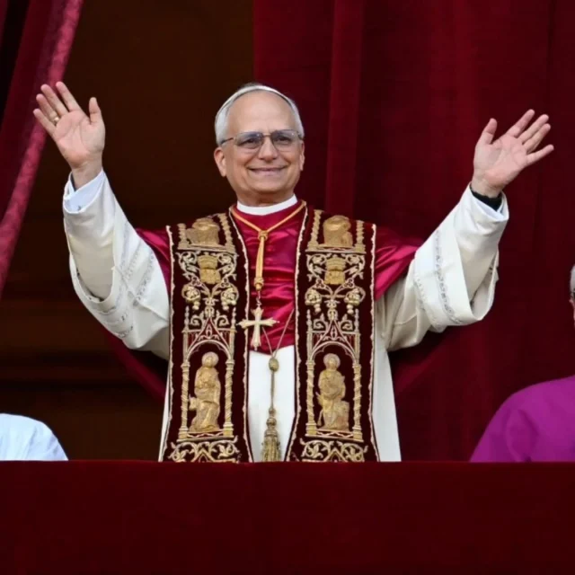 ACTUALIDAD  Habemus Papam

Desde el balcón de la Basílica de San Pedro, se ha proclamado con alegría el nombre del nuevo Sucesor de San Pedro.

El cardenal Robert Francis Prevost Martínez natural de Estados Unidos, ha sido elegido como nuevo Sumo Pontífice y ha tomado el nombre de León XIV.

En este día histórico para la Iglesia, la Hermandad Sacramental de Jesús Despojado se une al júbilo de toda la cristiandad, dando gracias al Señor por este nuevo pastor que, guiado por el Espíritu Santo, conducirá el timón de la Iglesia Universal.

Elevamos nuestras oraciones por el Santo Padre León XIV, para que, con humildad y firmeza, anuncie el Evangelio y sea testimonio vivo de Cristo en el mundo.
 

#SacramentalDespojado #DespojadoGranada #Despojado #DulceNombre #SanJuanEvangelista #Figares #HabemusPapam #LeonXIV #NuevoPontífice #SucesorDePedro #IglesiaCatólica #Conclave #CapillaSixtina #Vaticano  #SucesordePedro #EspirituSanto #Unidad #Oración #SanPedro