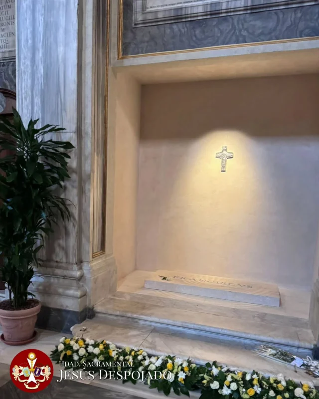 ACTUALIDAD

Compartimos esta emotiva imagen en la que puede verse una estampa de nuestros Sagrados Titulares sobre la tumba del Papa Francisco.

Nos alegra saber que esta sencilla estampa de María Santísima del Dulce Nombre y San Juan Evangelista ha llegado hasta Roma, en el corazón mismo de la cristiandad.

En estos días de Jubileo de la Esperanza, en sus manos se están depositando oraciones, súplicas y promesas, confiando en su intercesión ante Dios por la Iglesia y por todos nosotros.

#SacramentalDespojado #DespojadoGranada #Despojado #DulceNombre #SanJuanEvagelista #Jubileo2025 #Roma #Francisco #Vaticano  #SoyparaGranada #MielParaelAlma #Figares #Domingo #DomingodeRamos #SemanaSanta #SemanaSantaGranada #Granada #Spain #España #Andalucia